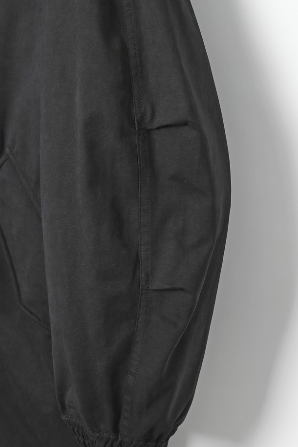 남녀공용 패딩 탈부착 야상 점퍼(HBAUJ43)는 가을과 겨울, 일상 및 출근룩, 캠핑룩에 활용하기 좋은 오버핏 야상 점퍼입니다. 무지 디자인의 블랙 컬러로, 캐주얼, 스트릿, 미니멀 스타일을 모두 소화할 수 있습니다. 롱 기장의 두꺼운 야상으로, 부드러운 촉감의 나일론과 폴리에스테르 혼방 소재를 사용했습니다. 탈부착 가능한 패딩으로 보온성을 높였으며, 이너만 단독으로 착용할 수도 있어 실용적입니다. 지퍼형 여밈 방식으로 간편하게 착용 가능하며, 긴 소매 디자인입니다.
