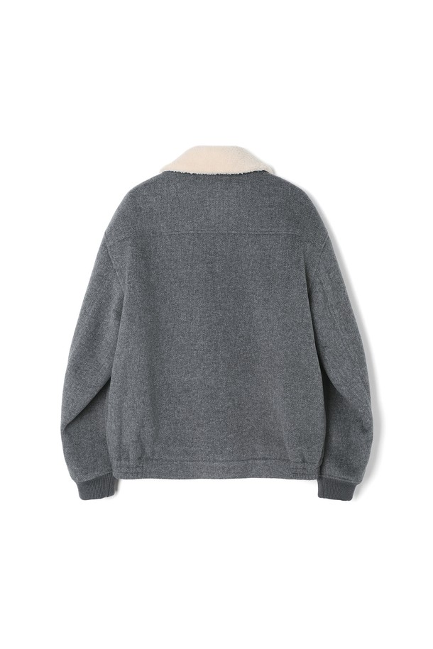 남성 페이크퍼 탈착 브러시 점퍼(HBAUJ41)는 캐주얼, 미니멀, 클래식 스타일을 아우르는 남성용 점퍼입니다. 그레이와 네이비 두 가지 색상으로 출시되었으며, 세미오버핏으로 편안한 착용감을 선사합니다. 겨울철 보온성을 높여주는 두꺼운 두께감과 부드러운 촉감의 아크릴, 폴리에스터 혼방 소재로 제작되었습니다. 페이크퍼 탈착이 가능하며, 사이드 립 디테일, 블루종 스타일, 퀼팅 안감이 특징입니다. 집업 방식으로 간편하게 착용할 수 있으며, 레귤러 기장의 긴소매 디자인으로 다양한 스타일 연출에 용이합니다.
