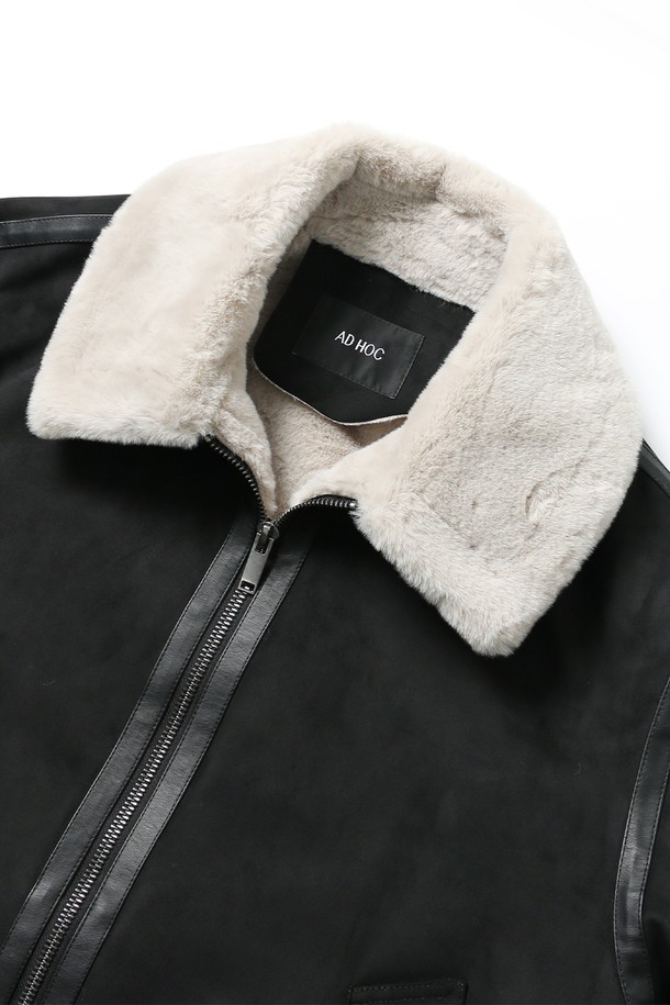 남성 페이크 스웨이드 오버핏 무스탕(HBBMU40)은 부드러운 촉감의 페이크 스웨이드와 인조 퍼를 합포하여 보온성을 높인 겨울철 필수 아우터입니다. 다크그레이와 블랙 두 가지 색상으로 출시되었으며, 넉넉한 오버핏으로 두꺼운 이너와 함께 편안하게 착용 가능합니다. 캐주얼, 포멀 등 다양한 스타일을 연출할 수 있으며, 출근룩이나 모임룩에도 적합합니다. 활동성을 고려한 디자인과 실용적인 포켓 디테일이 돋보입니다. 집업 방식으로 간편하게 착용할 수 있으며, 미니멀하고 클래식한 분위기를 자아냅니다.
