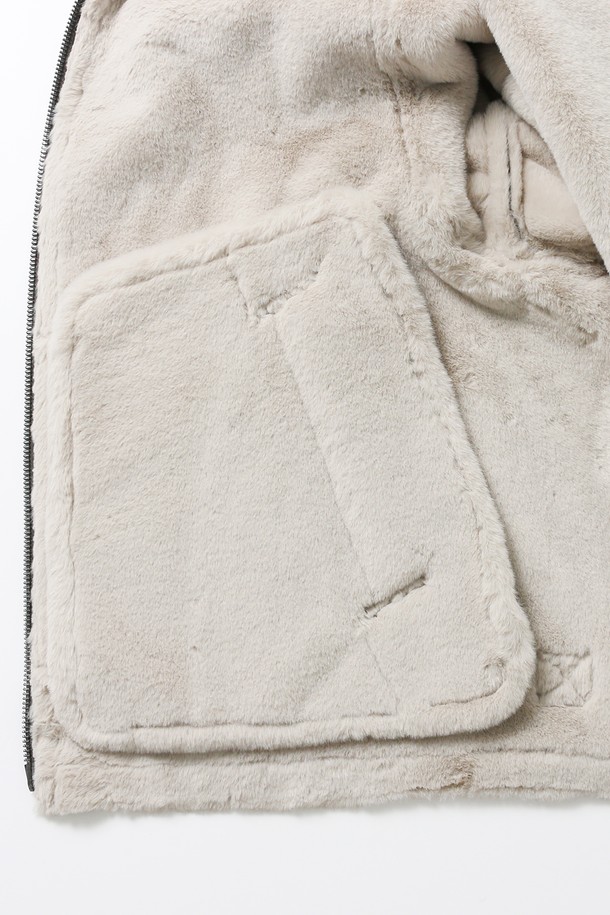 남성 페이크 스웨이드 오버핏 무스탕(HBBMU40)은 부드러운 촉감의 인조 스웨이드 소재와 따뜻한 인조 퍼 안감으로 제작되어 겨울철 보온성을 높였습니다. 다크그레이와 블랙 두 가지 색상으로 출시되었으며, 넉넉한 오버핏 실루엣과 집업 여밈 방식, 포켓 디테일이 특징입니다. 캐주얼, 미니멀, 클래식 스타일을 아우르며, 일상, 캐주얼, 포멀한 차림새에도 잘 어울립니다. 출근룩으로도 활용 가능한 베이직하고 심플한 디자인의 무스탕입니다.
