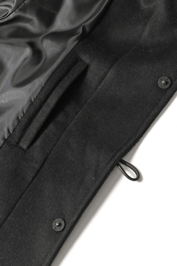 남성 하이넥 더플 코트(HBAHC11)는 클래식한 무드를 자아내는 블랙 컬러의 롱 기장 더플 코트입니다. 가을과 겨울에 착용하기 좋으며, 일상, 출근, 모임, 데이트 등 다양한 TPO에 활용할 수 있습니다. 하이넥 디자인과 포켓 디테일이 돋보이며, 오버핏으로 제작되어 편안한 착용감을 선사합니다. 나일론, 레이온, 면, 모, 아크릴, 폴리에스터 등 다양한 소재가 혼방되어 두꺼운 두께감과 보통의 촉감을 제공합니다. 토글 여밈 방식과 긴 소매가 특징이며, 안감은 폴리에스터로 마감되었습니다.
