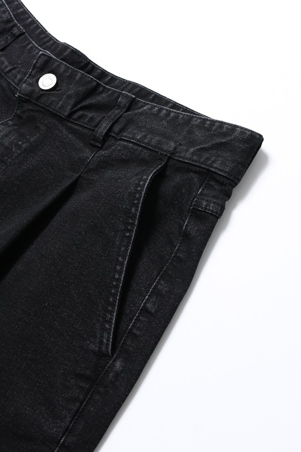 남녀공용 원턱 와이드 데님 팬츠[BLACK](UBADP90_39)는 캐주얼과 클래식 스타일을 모두 아우르는 데님 팬츠입니다. 봄, 여름, 가을, 겨울 사계절 모두 착용 가능하며, 유행을 타지 않는 블랙 컬러의 무지 디자인으로 폭넓게 활용할 수 있습니다. 넉넉한 와이드 핏과 부드러운 촉감, 약간의 신축성이 편안한 착용감을 선사합니다. 원턱 디테일과 클래식한 포켓 디자인이 돋보이며, 뒷면 레터 라벨로 포인트를 더했습니다. 비침 걱정 없이 데일리룩을 완성해보세요.
