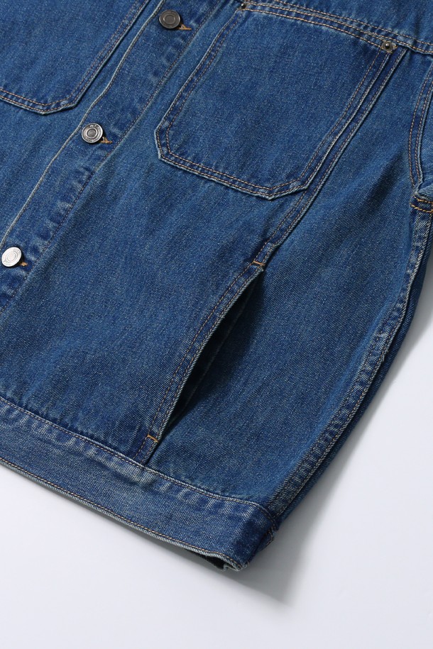 남녀공용 레트로 프레피 데님 트러커 재킷[MD-INDIGO](UB9DJ03_05)은 유행을 타지 않는 디자인으로, 데이트룩과 모임룩을 위한 완벽한 아이템입니다. 뻣뻣한 촉감의 두꺼운 데님 소재로 제작되어 튼튼하며, 워싱 디테일이 빈티지한 멋을 더합니다. 레귤러핏으로 편안하게 착용 가능하며, 버튼 여밈 방식으로 클래식한 매력을 선사합니다. 봄, 가을 시즌에 어울리는 긴 소매 크롭 기장의 인디고 컬러 데님 재킷으로, 레트로, 클래식, 캐주얼 스타일을 모두 소화할 수 있습니다.
