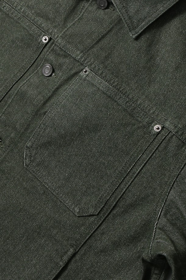 남녀공용 레트로 프레피 데님 트러커 재킷[KHAKI](UB9DJ03_65)은 캐주얼한 스타일을 추구하는 분들을 위한 아이템입니다. 카키 색상의 무지 데님 소재로 제작되었으며, 봄, 가을에 적합한 두꺼운 두께감을 자랑합니다. 레귤러핏으로 편안하게 착용 가능하며, 크롭 기장과 버튼 여밈 방식, 그리고 포켓 디테일이 특징입니다. 뻣뻣한 촉감과 긴 소매 기장이 레트로 무드를 더하며 프레피 스타일을 연출하기 좋습니다.
