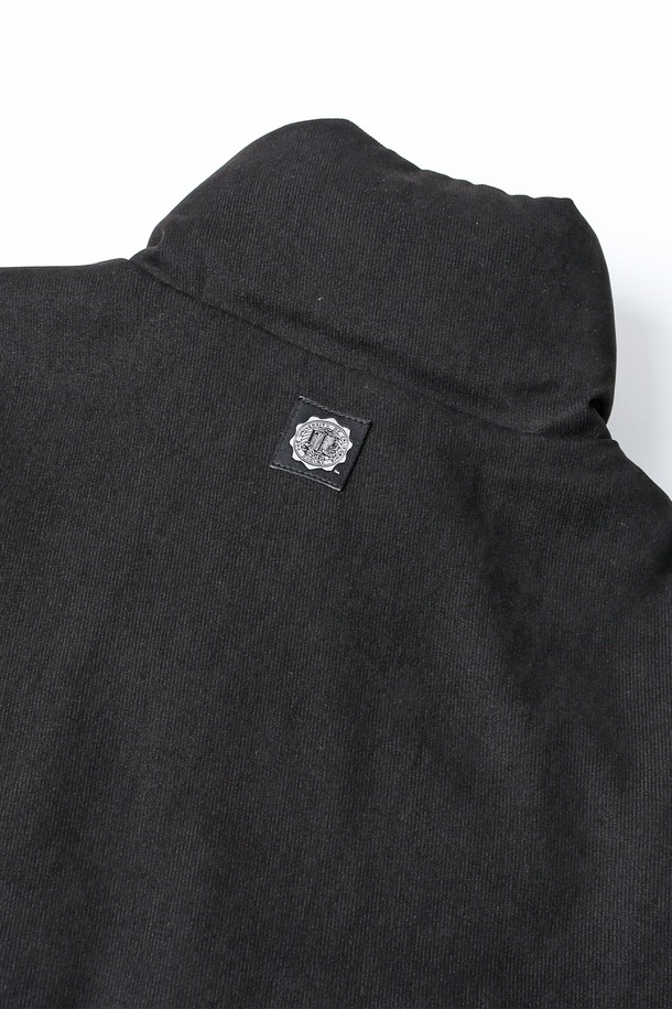 여성 데일리 속사시 숏 패딩 재킷[BLACK](UBAUJ50_39)은 겨울철 추위를 막아줄 루즈핏 숏 패딩입니다. 부드러운 촉감의 나일론 소재로 제작되었으며, 캐주얼하고 베이직한 스타일을 연출합니다. 하이넥 디자인과 지퍼 여밈 방식으로 편안하게 착용할 수 있으며, 블랙 컬러의 무지 디자인으로 어떤 옷에도 쉽게 매치할 수 있습니다. 넉넉한 핏과 두꺼운 두께감으로 따뜻함을 제공하며, 숏패딩 특유의 경쾌한 느낌을 더합니다. 일상복으로 활용하기 좋은 실용적인 아이템입니다.
