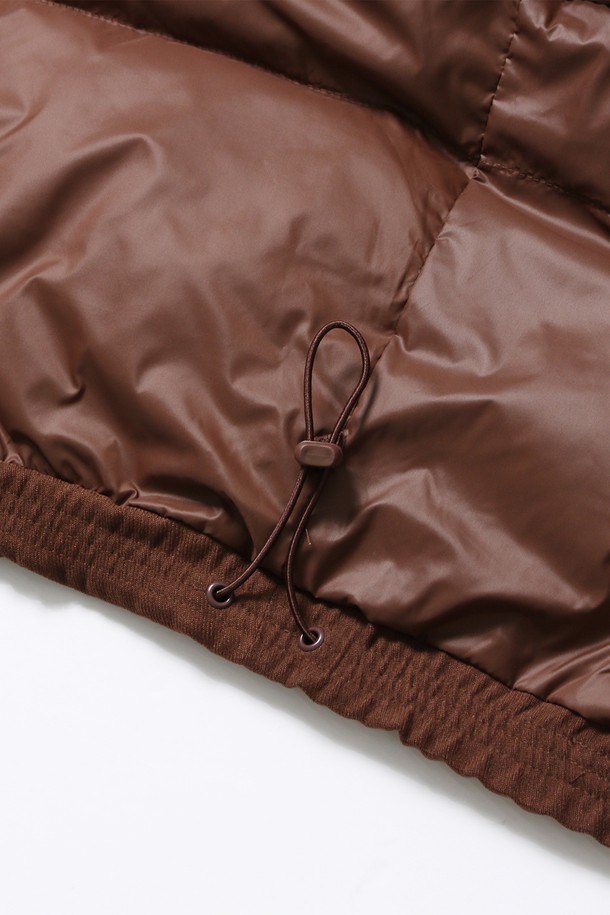 여성 데일리 속사시 숏 패딩 재킷[BROWN](UBAUJ50_55)은 추운 겨울, 포근하고 스타일리시하게 연출하기 좋은 아우터입니다. 부드러운 촉감의 폴리에스테르 소재로 제작되어 편안한 착용감을 선사하며, 넉넉한 루즈핏과 숏 기장으로 활동성을 높였습니다. 브라운 컬러의 무지 디자인은 어떤 스타일에도 쉽게 매치할 수 있는 베이직한 매력을 더합니다. 퍼프 소매와 스탠드 칼라 디테일이 돋보이며, 집업 방식으로 간편하게 여밀 수 있습니다. 집콕룩, 산책룩 등 데일리룩에 활용하기 좋은 캐주얼, 미니멀, 클래식 스타일의 숏패딩입니다.
