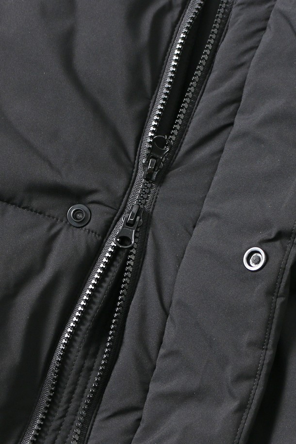 남녀공용 베이직 데일리 숏푸퍼[BLACK](UBAUJ88_39)는 겨울철 데일리룩에 활용하기 좋은 아우터입니다. 블랙 컬러의 무지 디자인으로 미니멀, 클래식, 캐주얼 스타일을 연출하기 용이합니다. 나일론과 폴리에스테르 혼방 소재로 제작되어 부드러운 촉감과 두꺼운 두께감으로 따뜻함을 제공합니다. 숏 기장의 레귤러핏 푸퍼 스타일로, 지퍼 여밈 방식과 긴 소매 기장이 특징입니다. 안감과 패딩 충전재로 보온성을 높여 겨울철 추위에도 끄떡없는 아이템입니다.
