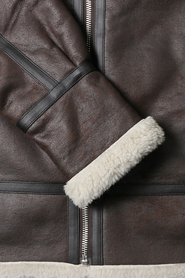 남녀공용 프레피 씰 로고 버클 무스탕[BROWN](UBAMU20_55)은 가을과 겨울에 따뜻하고 스타일리시하게 연출할 수 있는 아우터입니다. 브라운 컬러의 레귤러핏 무스탕으로, 캐주얼하면서도 프레피한 무드를 연출합니다. 안감은 퍼 소재로 제작되어 부드러운 촉감과 뛰어난 보온성을 제공하며, 긴 소매와 버클, 집업 여밈 방식으로 편안하게 착용할 수 있습니다. 씰 로고 패턴이 돋보이며, 데이트룩과 출근룩 등 다양한 TPO에 활용 가능합니다. 두꺼운 두께감으로 추운 날씨에도 따뜻함을 유지해 줍니다.
