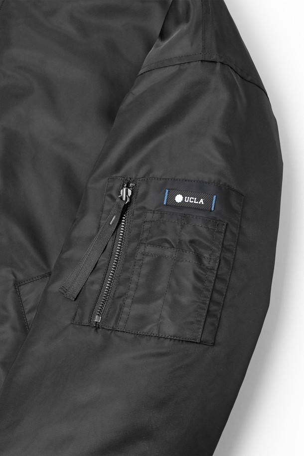 남녀공용 데일리 스몰로고 MA1 점퍼[BLACK](UBAUJ22_39)는 캐주얼, 스트릿, 미니멀 스타일을 즐겨 입는 분들을 위한 아이템입니다. 봄, 가을 시즌에 적합하며, 나일론 소재로 제작되어 부드러운 촉감을 선사합니다. 레귤러핏으로 편안하게 착용 가능하며, 집업 스타일로 간편하게 여밀 수 있습니다. MA1 점퍼 디자인에 스몰 로고 디테일이 더해져, 데일리룩에 포인트를 더해줍니다.