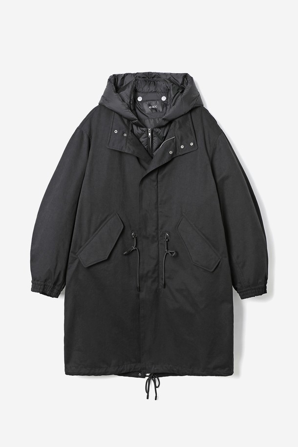 남녀공용 패딩 탈부착 야상 점퍼(HBAUJ43)는 가을과 겨울, 일상 및 출근룩, 캠핑룩에 활용하기 좋은 오버핏 야상 점퍼입니다. 무지 디자인의 블랙 컬러로, 캐주얼, 스트릿, 미니멀 스타일을 모두 소화할 수 있습니다. 롱 기장의 두꺼운 야상으로, 부드러운 촉감의 나일론과 폴리에스테르 혼방 소재를 사용했습니다. 탈부착 가능한 패딩으로 보온성을 높였으며, 이너만 단독으로 착용할 수도 있어 실용적입니다. 지퍼형 여밈 방식으로 간편하게 착용 가능하며, 긴 소매 디자인입니다.
