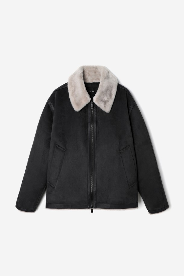 남성 페이크 스웨이드 오버핏 무스탕(HBBMU40)은 부드러운 촉감의 페이크 스웨이드와 인조 퍼를 합포하여 보온성을 높인 겨울철 필수 아우터입니다. 다크그레이와 블랙 두 가지 색상으로 출시되었으며, 넉넉한 오버핏으로 두꺼운 이너와 함께 편안하게 착용 가능합니다. 캐주얼, 포멀 등 다양한 스타일을 연출할 수 있으며, 출근룩이나 모임룩에도 적합합니다. 활동성을 고려한 디자인과 실용적인 포켓 디테일이 돋보입니다. 집업 방식으로 간편하게 착용할 수 있으며, 미니멀하고 클래식한 분위기를 자아냅니다.
