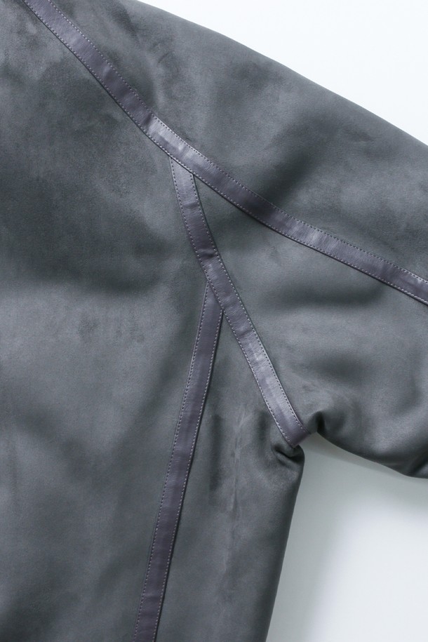 남성 페이크 스웨이드 오버핏 무스탕(HBBMU40)은 부드러운 촉감의 인조 스웨이드 소재와 따뜻한 인조 퍼 안감으로 제작되어 겨울철 보온성을 높였습니다. 다크그레이와 블랙 두 가지 색상으로 출시되었으며, 넉넉한 오버핏 실루엣과 집업 여밈 방식, 포켓 디테일이 특징입니다. 캐주얼, 미니멀, 클래식 스타일을 아우르며, 일상, 캐주얼, 포멀한 차림새에도 잘 어울립니다. 출근룩으로도 활용 가능한 베이직하고 심플한 디자인의 무스탕입니다.
