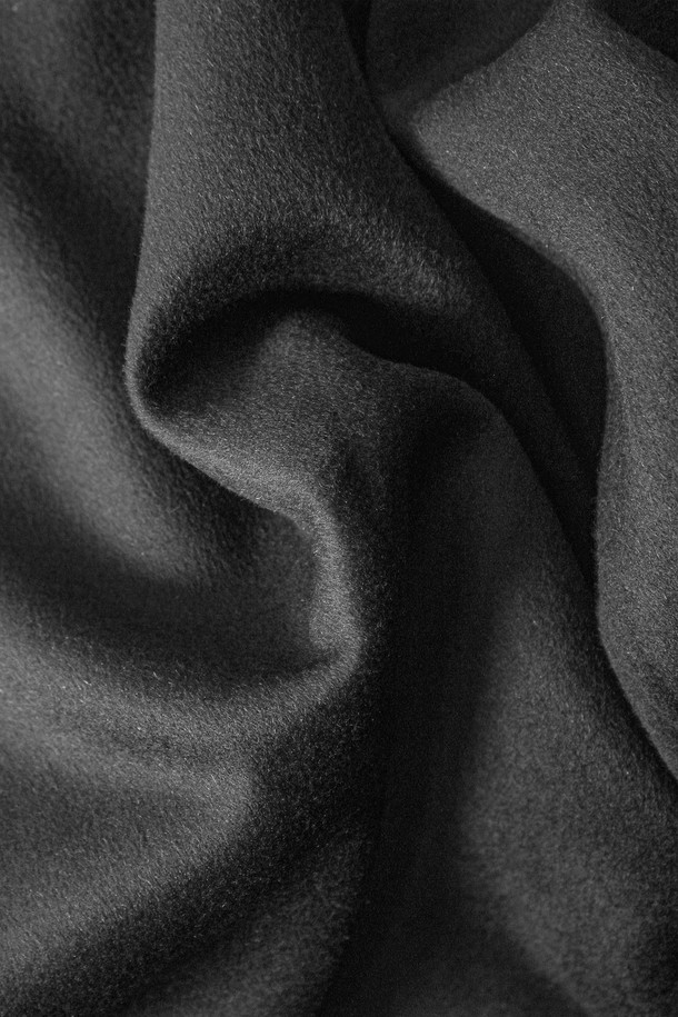 남녀공용 프레피 중힙 더플코트[BLACK](UBAHC20_39)는 클래식, 베이직, 미니멀 스타일을 지향하는 분들을 위한 겨울철 필수 아이템입니다. 블랙과 네이비 두 가지 색상으로 출시되어 출근룩, 데이트룩, 모임룩 등 다양한 TPO에 활용할 수 있습니다. 울, 폴리에스터, 레이온, 캐시미어, 나일론, 면, 아크릴 등 다양한 소재가 혼방되어 부드러운 촉감을 선사하며, 후드, 플랩 포켓, 안감 처리, 두툼한 원단 등 디테일 요소가 돋보입니다. 레귤러핏과 여유핏으로 편안하게 착용 가능하며, 중힙 기장과 토글 여밈 방식이 특징입니다. 긴 소매 기장의 더플코트로 겨울철 따뜻함과 스타일을 동시에 잡으세요.
