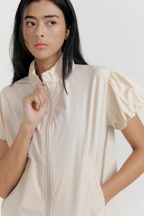 씨엘 퍼프 슬리브 집업은 여성용 집업 자켓으로, 나일론과 스판덱스 혼방 소재로 제작되어 봄, 여름 시즌에 시원하고 편안하게 착용할 수 있습니다. 하프넥 디자인과 퍼프 소매가 특징이며, 레귤러핏에 2-WAY 지퍼, 전면 포켓으로 실용성을 더했습니다. 생활 방수 및 방풍 기능이 있어 일상 및 스포츠 활동에 적합하며, 오프화이트 베이지, 스카이 블루 등 다채로운 색상으로 출시되었습니다.
