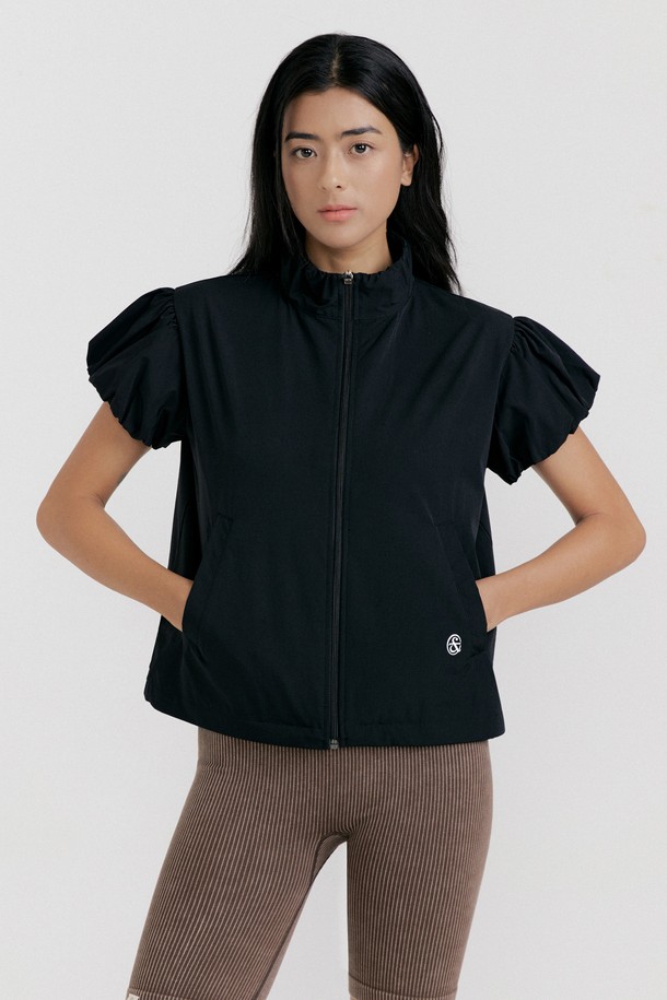 씨엘 퍼프 슬리브 집업은 여성스러운 실루엣을 연출하는 크롭 기장의 집업 자켓입니다. 나일론과 스판덱스 혼방 소재로 제작되어 생활 방수, 방풍 기능을 갖추었으며 신축성 있는 착용감을 제공합니다. 하프넥 디자인과 2-WAY 지퍼, 전면 포켓 디테일이 돋보이며, 오프화이트 베이지, 스카이 블루, 오프화이트, 베이지, 스카이 등 다채로운 색상으로 일상 및 스포츠 활동에 활용하기 좋습니다.
