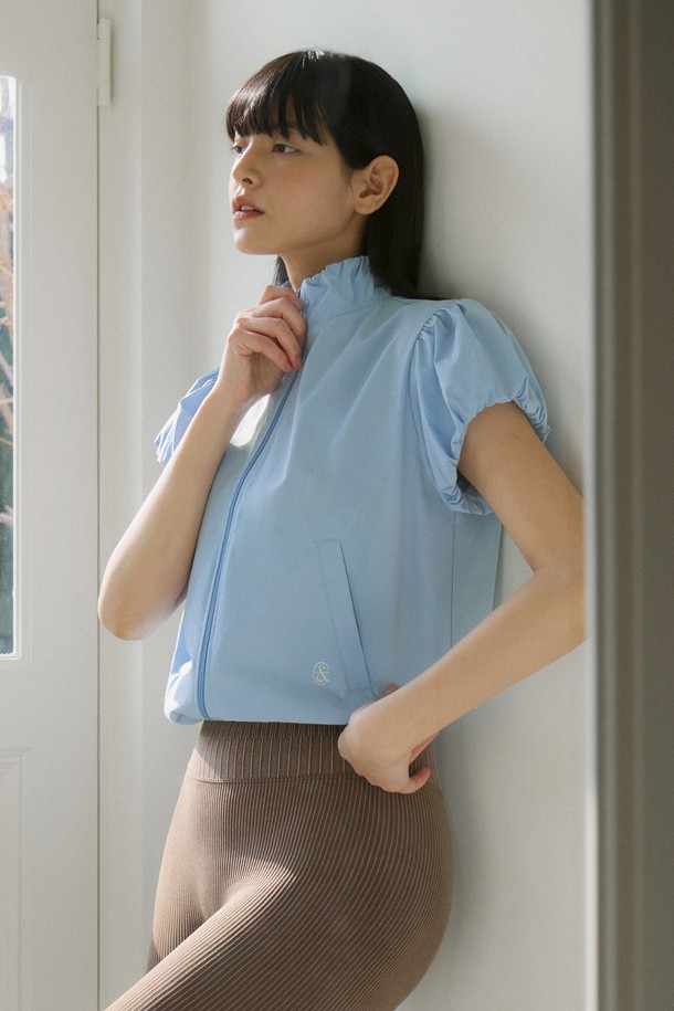 세련된 퍼프 슬리브 디자인이 돋보이는 씨엘 집업 상의입니다. 나일론과 스판덱스 혼방 소재로 제작되어 신축성 있는 편안함을 제공하며, 크롭 기장과 레귤러 핏으로 활동적인 실루엣을 연출합니다. 오프화이트, 베이지, 스카이블루 세 가지 컬러로 출시되어, 일상 및 스포츠 활동에 스포티, 로맨틱, 캐주얼 무드로 다양하게 활용할 수 있습니다.
