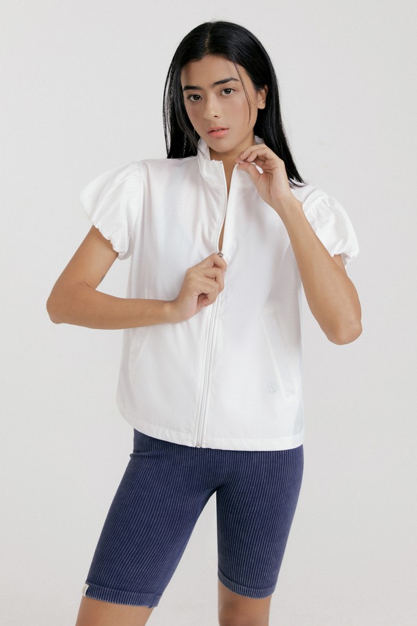 씨엘 퍼프 슬리브 집업은 여성용 집업 자켓으로, 오프화이트, 베이지, 스카이블루, 블루 4가지 다채로운 색상으로 출시되었습니다. 봄, 여름 시즌에 적합하며, 로맨틱, 스포티, 큐트한 스타일을 연출할 수 있습니다. 하프넥 디자인에 퍼프 슬리브, 립 디테일이 더해져 사랑스러운 분위기를 자아내며, 크롭 기장과 레귤러핏으로 편안하게 착용 가능합니다.
나일론과 스판덱스 혼방 소재로 제작되어 부드러운 촉감을 자랑하며, 방수 및 방풍 기능으로 활동성을 높였습니다. 2-WAY 지퍼 스토퍼, 앞면 포켓, 반소매 기장으로 실용성을 더했습니다.
