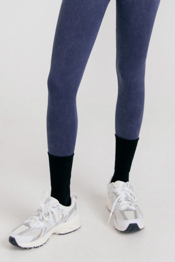 티나 로고 포인트 삭스는 네이비와 블랙 두 가지 색상으로 출시된 공용 양말입니다. 면 소재에 흡습 기능이 더해져 사계절 내내 편안하게 착용할 수 있으며, 골지 디자인과 로고 패턴으로 포인트를 더했습니다. 일상생활에서 활용하기 좋은 두께감의 베이직 아이템입니다.
