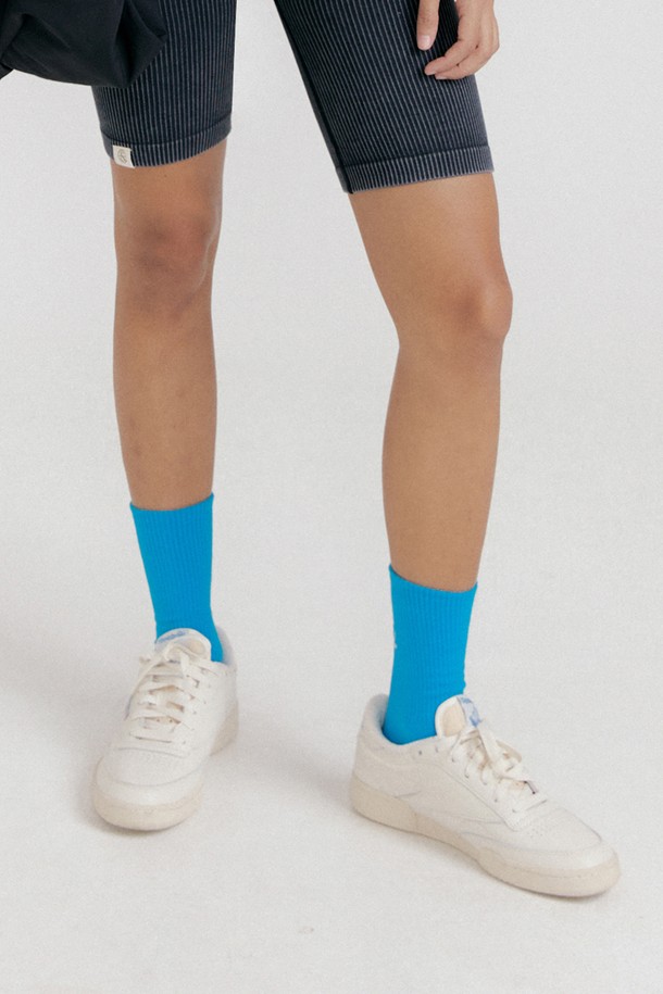 **티나 로고 포인트 삭스**는 면, 폴리에스테르, 폴리우레탄 혼방 소재로 제작되어 사계절 내내 착용하기 좋습니다. 부드러운 착용감과 발목을 조이지 않는 편안함, 슬림한 실루엣을 자랑하며, 세로 골지 라인과 발목 부분 자수 디테일이 특징입니다. 레론 곳굉크 그린, 터키블루, 불택, 그린의 감각적인 컬러로 데일리룩에 포인트를 더해보세요.
