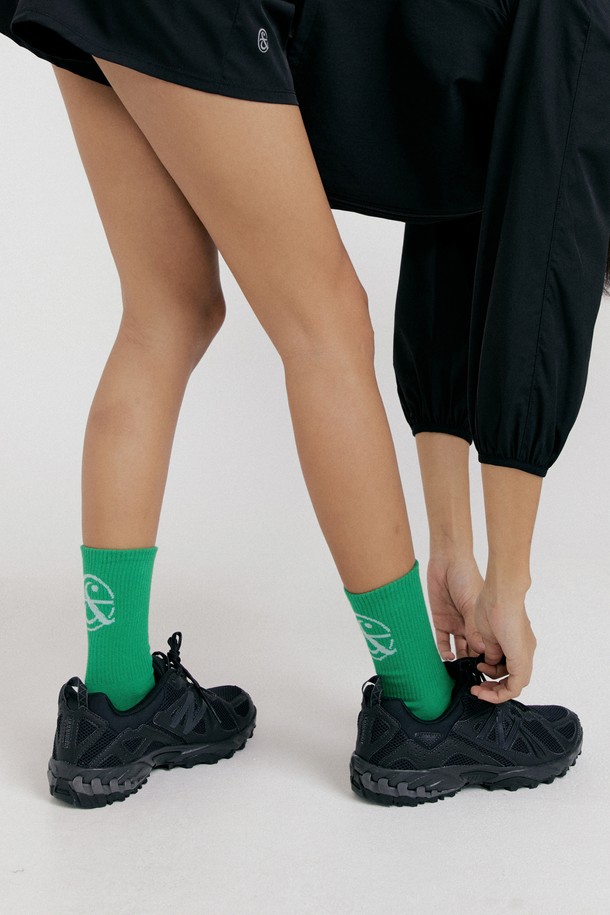 티나 로고 포인트 삭스는 부드러운 촉감과 신축성을 갖춘 여성용 양말입니다. 면, 폴리에스테르, 폴리우레탄 혼방 소재로 제작되어 사계절 내내 편안하게 착용할 수 있으며, 발목을 조이지 않는 디자인과 섬세한 자수 디테일이 특징입니다. 레론 곳굉크 그린, 터키블루, 불택, 레돈 등 감각적인 4가지 컬러와 로고, 골지 패턴으로 포인트를 더하여 일상 속에서 세련된 스타일을 연출해보세요.
