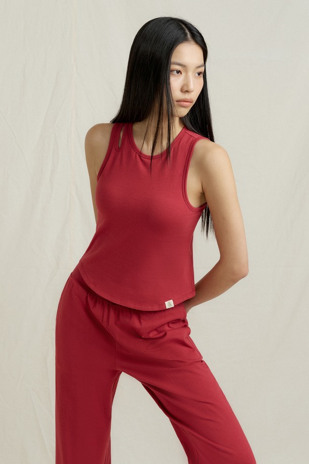 반다 라이트 컷팅 레이서백은 부드러운 촉감의 면과 스판덱스 혼방 소재로 제작되어 뛰어난 신축성을 제공하며, 요가, 필라테스, 일상복으로 활용하기 좋습니다. U넥 라운드넥 디자인과 민소매, 크롭 기장으로 여성스러운 실루엣을 연출하며, Light Sky, Burgundy, Black 세 가지 색상으로 출시되었습니다. 릴랙스핏에 레이서백 스타일, 비대칭 어깨 디테일, 곡선 밑단, 넓은 어깨끈으로 스포티하면서도 미니멀한 매력을 더했습니다.
