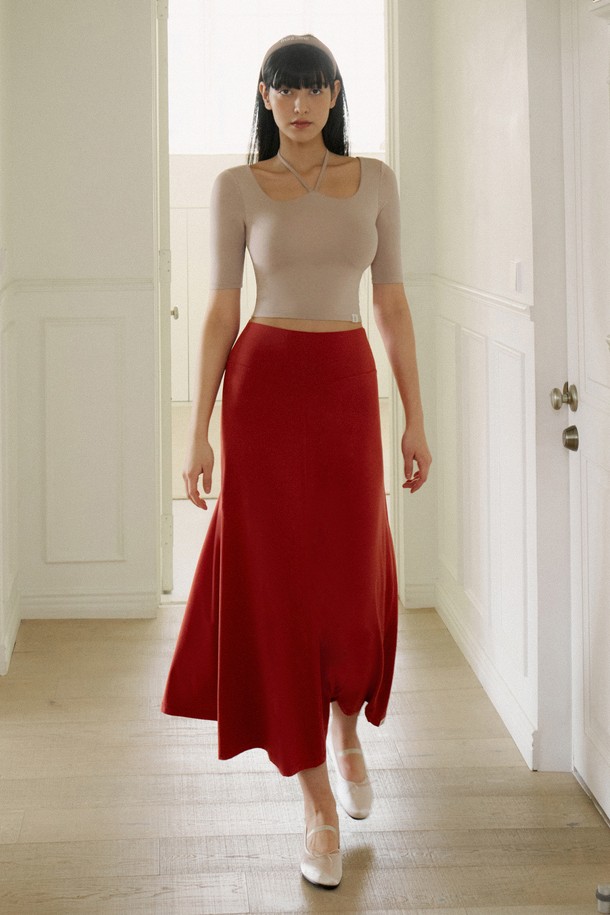 반다 소프트 맥시 스커트는 부드러운 레이온, 폴리우레탄 혼방 소재로 제작되어 뛰어난 신축성과 편안한 착용감을 선사합니다. A라인의 루즈핏, 하이웨스트 디자인에 밴딩 처리로 활동성을 높였으며, 코랄레드, 그레이, 블랙 세 가지 색상으로 선보입니다. 요가, 필라테스, 일상복으로 활용 가능한 사계절용 맥시 스커트로, 앞 컷팅 디테일과 플레어 라인이 여성스러운 실루엣을 연출합니다.
