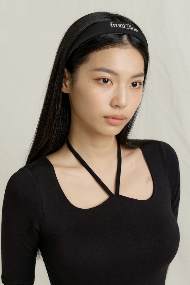 로고 볼륨 헤어밴드는 여성용 패션 소품으로, 사계절 내내 착용 가능한 베이직 스타일의 헤어 액세서리입니다. 부드러운 폴리에스테르 소재로 제작되어 얇지만 볼륨감과 신축성을 갖춰 편안한 착용감을 선사합니다. 블랙 컬러 바탕에 로고 디자인 장식이 돋보이며, 사이즈 조절이 가능한 실용적인 아이템입니다.
