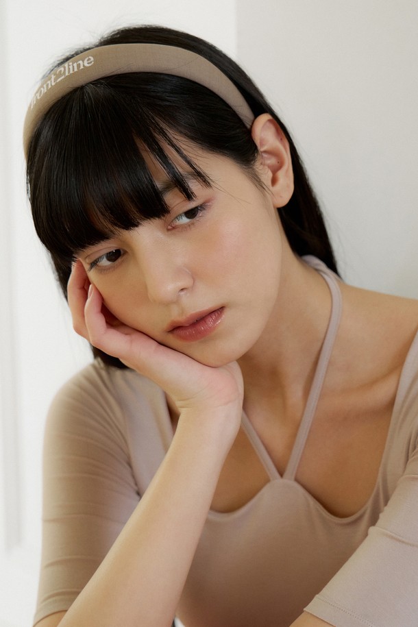 로고 볼륨 헤어밴드는 여성스러운 스타일을 완성해 줄 패션 아이템입니다. 부드러운 폴리에스테르와 폴리우레탄 소재로 제작되어 편안한 착용감을 선사하며, 크림, 브라운, 블랙 세 가지 색상으로 만나볼 수 있습니다. 볼륨감 있는 라운드 디자인과 로고 자수 디테일이 귀엽고 세련된 매력을 더하며, 신축성과 고정력으로 운동 시에도 흘러내림 걱정 없이 착용 가능합니다.
