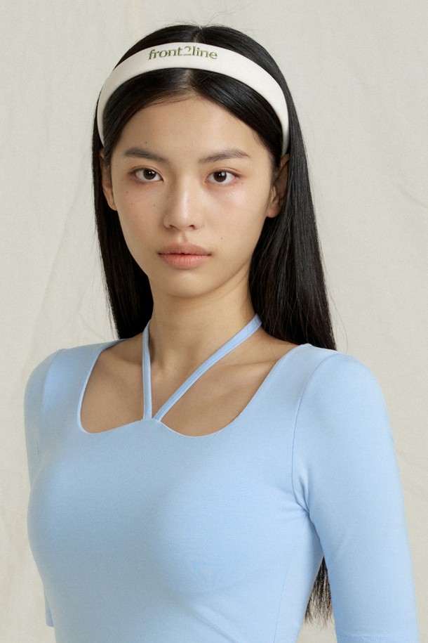 로고 볼륨 헤어밴드는 크림, 브라운, 블랙 3가지 컬러로 출시되었으며, 폴리에스테르와 폴리우레탄 혼방 소재로 제작되어 사계절 내내 착용하기 좋습니다. 볼륨감 있는 디자인과 로고 자수 디테일이 돋보이며, 신축성 있는 밴드로 편안한 착용감을 선사합니다. 일상생활뿐만 아니라 운동 시에도 흘러내림 없이 안정적으로 고정되어 실용적이며, 심플하고 세련된 디자인으로 어떤 스타일에도 잘 어울립니다.
