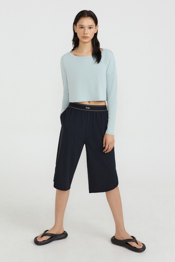 클래씨 F2L 카프리 팬츠는 요가 및 필라테스에 최적화된 여성 스포츠 레깅스로, 레몬민트그레이와 블루블랙 두 가지 세련된 컬러로 출시되었습니다. 부드러운 촉감의 나일론 스판덱스 혼방 소재로 제작되어 사계절 내내 편안하게 착용 가능하며, 슬림핏 디자인과 힙라인 슬릿 디테일로 스포티한 스타일을 연출합니다. Y존을 편안하게 감싸주고 힙 라인을 자연스럽게 커버해 주는 것은 물론, 뛰어난 신축성과 밴딩 허리, 다양한 체형을 고려한 설계로 활동성과 안정감을 동시에 제공합니다.
