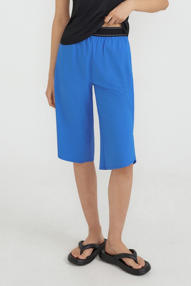 클래씨 F2L 카프리 팬츠는 요가, 필라테스, 피트니스 등 다양한 운동에 적합한 여성용 바지입니다. 레몬민트그레이, 블루블랙 두 가지 색상으로 출시되었으며, 나일론과 스판덱스 혼방 소재로 제작되어 부드러운 촉감과 뛰어난 신축성을 자랑합니다. 힙라인 슬릿 디자인과 슬림핏으로 자연스러운 라인 커버를 도와주며, 흡습, 냉감, 속건 기능으로 쾌적한 착용감을 선사합니다.
