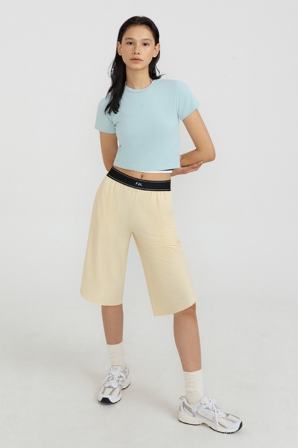 클래씨 F2L 카프리 팬츠는 요가 및 필라테스에 적합한 여성용 카프리 팬츠입니다. 레몬 민트 그레이와 블루 블랙 두 가지 색상으로 출시되었으며, 나일론과 스판덱스 혼방 소재로 제작되어 부드러운 촉감과 뛰어난 신축성을 제공합니다. 슬림핏 디자인에 힙라인 슬릿 디테일과 로고 디테일이 더해져 스포티한 무드를 연출하며, 흡습, 속건, 통기성 기능을 갖춰 쾌적한 착용감을 선사합니다.
