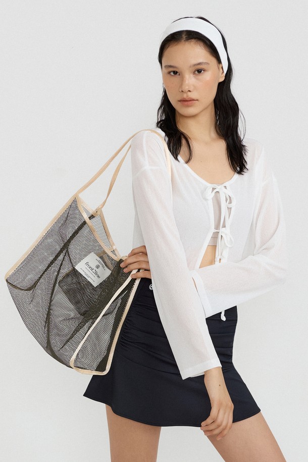 세련된 디자인의 여성용 데일리 메쉬 백입니다. 그레이, 화이트 두 가지 색상으로 제공되며, 숄더백으로 편안하게 착용할 수 있습니다. 넉넉한 수납공간의 미디엄 사이즈 사각 메쉬 백으로, 캐주얼한 스타일에 잘 어울리는 지퍼형 잠금 방식의 가방입니다.
