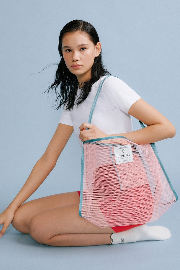 시원한 여름 스타일을 완성할 데일리 메쉬 백입니다. 오프화이트, 베이비핑크, 카키, 블랙 4가지 다채로운 색상으로 만나보세요. 가볍고 통기성이 우수한 메쉬 소재와 29cm x 40cm 미디엄 사이즈로 제작되어 비치, 일상, 여행 등 다양한 용도로 활용 가능하며, 넉넉한 수납공간과 어깨끈으로 편리함을 더했습니다.
