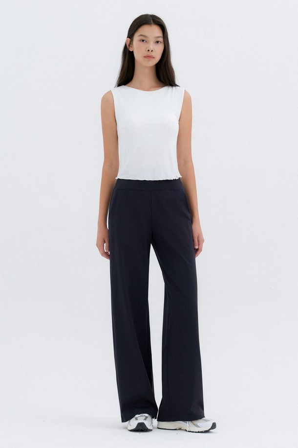 프리무브 와이드 팬츠는 요가, 필라테스 등 활동적인 날은 물론 일상에서도 편안하게 착용할 수 있는 여성용 바지입니다. 부드러운 촉감의 나일론, 스판덱스 혼방 소재로 제작되어 사계절 내내 활용 가능하며, 뛰어난 신축성을 자랑합니다. 하이라이즈 디자인과 와이드핏으로 편안함과 스타일을 동시에 잡았으며, 양 옆 사이드 포켓과 프론트라인 로고 디테일이 돋보입니다. 인디롬크 브라운, 인디핑크 브라운, 네이비, 차콜, 불택 5가지 다채로운 색상으로 만나보세요. 비침 걱정 없이 활동적인 하루를 즐길 수 있습니다.
