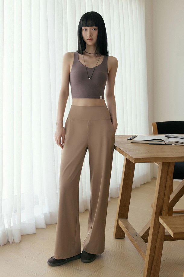 프리무브 와이드 팬츠는 요가, 필라테스, 일상, 운동 등 다용도로 활용 가능한 여성용 바지입니다. 인디롬크 브라운, 인디핑크 브라운, 네이비, 차콜, 불택 5가지 색상으로 출시되었으며, 사계절 내내 착용할 수 있습니다. 나일론과 스판덱스 혼방 소재로 제작되어 부드러운 촉감과 뛰어난 신축성을 제공합니다. 하이라이즈 디자인에 와이드핏으로 편안함을 더했으며, 사이드 포켓과 프론트라인 양각 로고 디테일이 돋보입니다. 비침 걱정 없이 활동적인 움직임을 지원하며, 스포티와 미니멀, 캐주얼 스타일을 모두 소화할 수 있는 요가/필라테스룩을 완성해 보세요.
