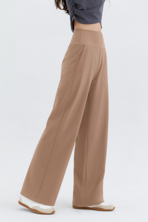 프리무브 와이드 팬츠는 요가, 필라테스, 일상에서 활용 가능한 여성용 바지입니다. 부드러운 촉감의 고단력 프리무브 원단으로 제작되어 편안한 착용감을 선사하며, 하이라이즈 디자인과 와이드핏으로 다리가 길어 보이는 효과를 줍니다. 인디롬크 브라운, 인디핑크 브라운, 네이비, 차콜, 불택 등 다양한 색상으로 출시되었으며, 밴딩 처리로 활동성을 높였습니다. 스포티, 미니멀, 캐주얼 스타일을 연출하기 좋고, 사이드 포켓과 톤온톤 양각 로고 디테일이 돋보입니다. 신축성이 뛰어나고 비침 걱정 없이 사계절 내내 활용 가능합니다.
