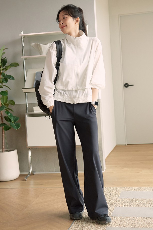 프리무브 와이드 팬츠는 요가, 필라테스, 일상에서 편안하게 착용할 수 있는 여성용 바지입니다. 인디핑크, 브라운, 네이비, 차콜, 블랙 등 다채로운 5가지 컬러로 출시되었으며, 사계절 내내 활용 가능합니다. 스포티함과 미니멀한 무드를 동시에 연출하며, 넉넉한 와이드 핏과 긴 기장으로 다리 라인을 커버해 줍니다. 부드러운 촉감의 나일론, 스판덱스 혼방 소재로 제작되어 뛰어난 신축성을 자랑하며, 하이라이즈 디자인과 밴딩 허리, 사이드 포켓, 톤온톤 엠보 로고가 특징입니다. 숏/롱 기장 선택이 가능하여, 고객의 취향에 맞게 선택하여 스타일링할 수 있습니다.
