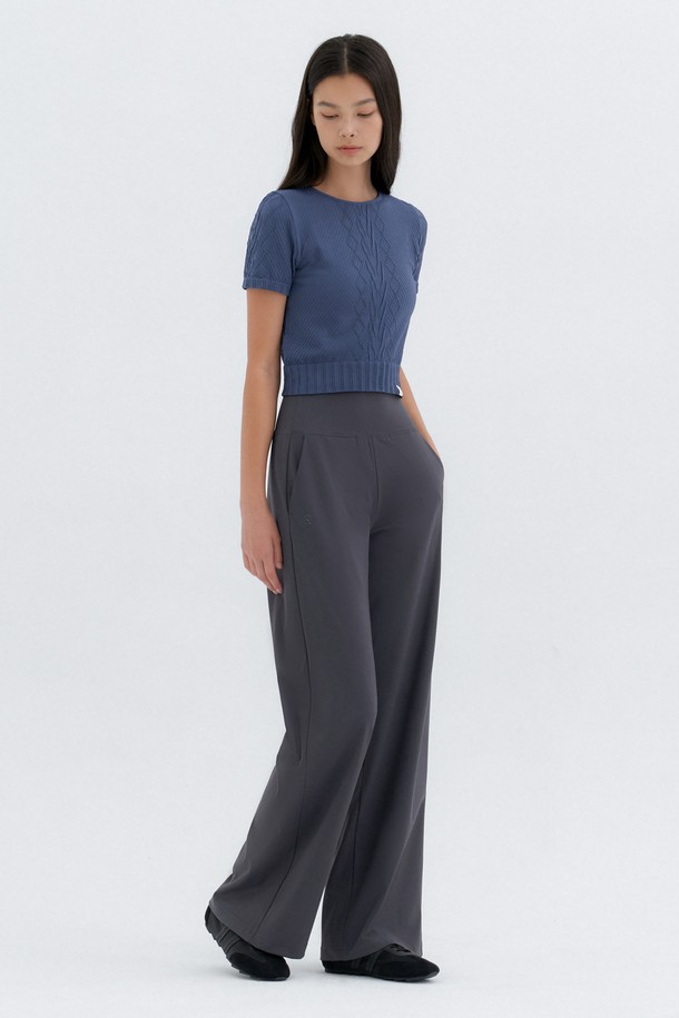 프리무브 와이드 팬츠는 요가, 필라테스, 일상에서 편안하게 착용할 수 있는 여성용 긴바지입니다. 부드러운 촉감의 나일론과 스판덱스 혼방 소재로 제작되어 우수한 신축성을 제공하며, 활동성을 높여줍니다. 베이직하고 스포티한 스타일을 연출하며, 하이라이즈 디자인과 사이드 포켓, 프론트라인 로고 디테일이 특징입니다. 인디밀크, 브라운, 네이비, 차콜, 블랙 등 다양한 컬러로 출시되어 취향에 맞게 선택 가능하며, SHORT/LONG 기장 선택 옵션으로 더욱 완벽한 핏을 선사합니다. 밴딩 처리된 와이드핏으로 편안함과 스타일을 모두 갖춘 아이템입니다.
