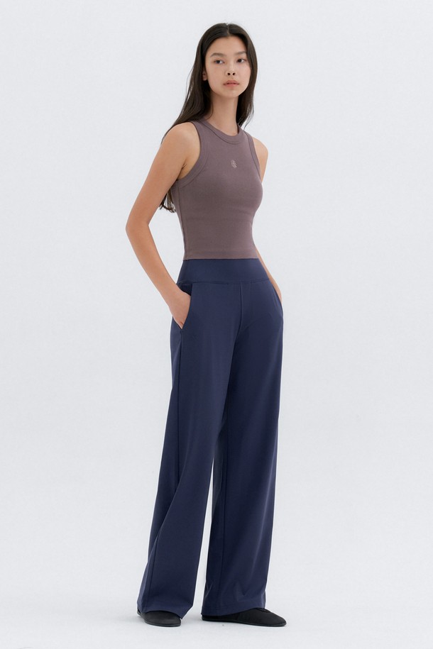 프리무브 와이드 팬츠는 요가, 필라테스, 일상 등 다양한 활동에 적합한 여성용 바지입니다. 높은 신축성과 부드러운 촉감의 나일론, 스판덱스 혼방 소재로 제작되어 편안한 착용감을 선사합니다. 힙 아래로 여유 있는 와이드 핏과 압박감 있는 하이웨스트 디자인으로 다리가 길어 보이는 효과를 줍니다. 톤온톤 프론트라인 로고와 사이드 포켓 디테일로 스포티하면서도 베이직한 스타일을 연출하며, 사계절 내내 활용 가능합니다. 인디핑크, 브라운, 네이비, 차콜, 블랙 등 다채로운 5가지 컬러로 만나보세요.
