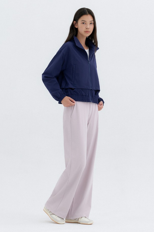 프리무브 와이드 팬츠는 요가, 필라테스, 일상복으로 활용 가능한 여성용 와이드 팬츠입니다. 부드러운 촉감의 나일론과 스판덱스 혼방 소재로 제작되어 사계절 내내 편안하게 착용할 수 있습니다. 하이웨스트 핏에 신축성과 압박 기능을 더하여 활동성을 높였으며, 톤온톤 로고와 사이드 포켓 디테일로 스포티하면서도 미니멀한 스타일을 연출합니다. 네이비, 차콜, 블랙, 인디핑크, 브라운 등 5가지 컬러로 출시되었으며, 2가지 기장 옵션으로 폭넓은 선택이 가능합니다. 압박 밴딩으로 안정적인 착용감을 제공합니다.
