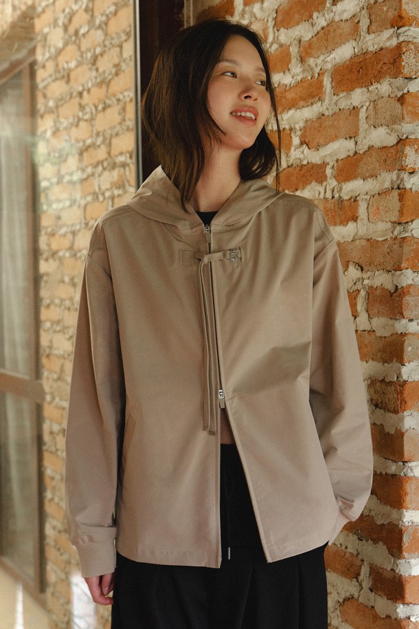 루제 후드 재킷은 여성 고객을 위해 디자인된 세미 오버핏의 후드 자켓입니다. 베이지와 블랙 두 가지 색상으로 출시되었으며, 사계절 내내 활용 가능한 실용적인 아이템입니다. 일상, 아웃도어 활동, 여행 등 다양한 TPO에 어울리며, 스포티하면서도 캐주얼한 스타일을 연출합니다. 크롭 기장에 2WAY 지퍼, 손목 시보리 소매, 생활 발수 소재, 넥라인 금속 로고와 같은 디테일이 돋보이며, 체형에 구애받지 않는 실루엣으로 편안하게 착용할 수 있습니다.
