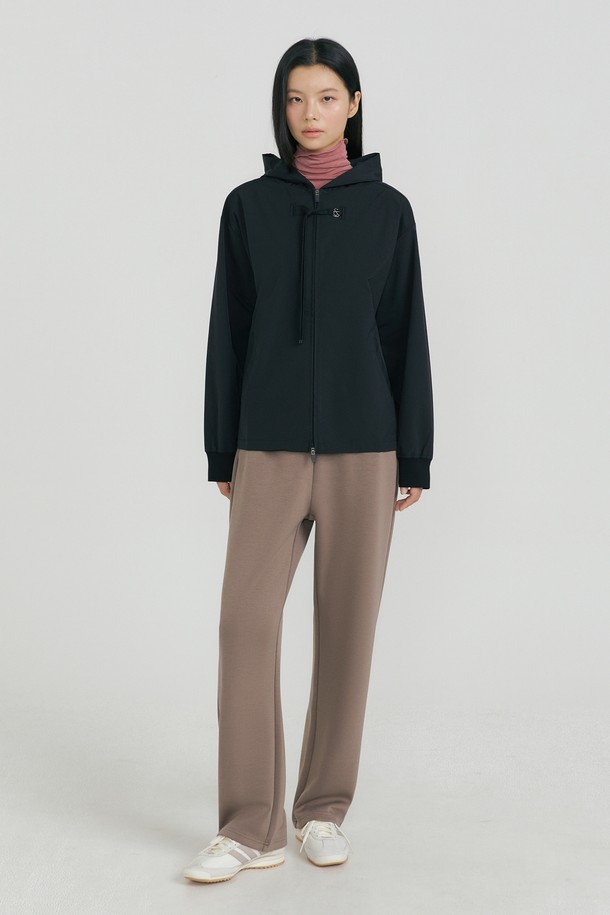 루제 후드 자켓은 여성 고객을 위해 디자인된 세미 오버핏 스타일의 후드 재킷입니다. 베이지와 블랙 두 가지 색상으로 출시되었으며, 일상, 아웃도어, 여행 등 다양한 TPO에 맞춰 활용할 수 있습니다. 폴리에스테르 소재로 제작되어 사계절 내내 입을 수 있으며, 중간 두께감으로 편안한 착용감을 제공합니다. 2WAY 지퍼, 시보리 소매, 생활 발수 기능, 스트링 디자인, 금속 로고 등 디테일한 디자인 요소가 돋보이며, 생활 방수 및 신축성 기능으로 활동성을 높였습니다. 캐주얼, 스포티, 미니멀한 스타일을 선호하는 고객에게 추천합니다.
