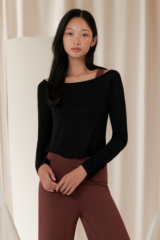 **반다 소프트 오프숄더 커버업**은 부드러운 촉감의 프리미엄 레이온, 폴리우레탄 혼방 소재로 제작되어 편안한 착용감을 선사합니다. 쇄골을 아름답게 드러내는 오프숄더 디자인과 슬림핏으로, 요가 또는 일상복으로 활용하기 좋습니다. 다크네이비, 모브라벤더, 브라운, 블랙 등 미니멀한 스타일을 연출하는 4가지 컬러로 출시되었습니다. 긴 소매 기장과 중간 두께감으로 사계절 내내 활용 가능하며, 불필요한 군살을 자연스럽게 커버해주는 실루엣을 제공합니다. 신축성이 뛰어나 활동성을 보장합니다.
