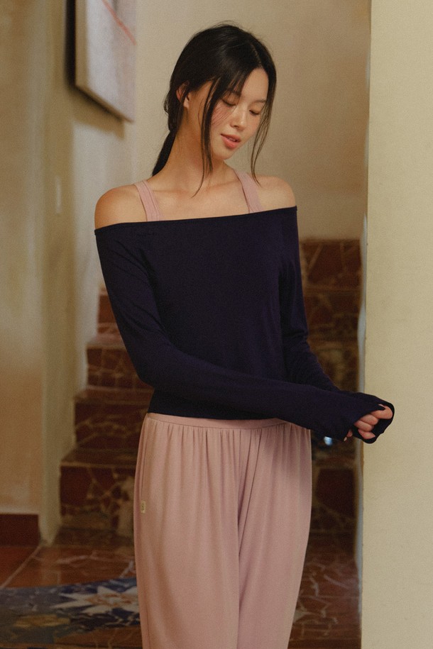 **반다 소프트 오프숄더 커버업**은 부드러운 레이온과 폴리우레탄 혼방 소재로 제작되어 요가, 필라테스 등 활동적인 운동 시 편안함을 선사합니다. 쇄골 라인을 아름답게 드러내는 오프숄더 디자인과 슬림핏이 우아한 분위기를 연출하며, 긴 소매 기장으로 팔 부분을 커버해 줍니다. 다크네이비, 모브라벤더, 브라운, 블랙 등 세련된 4가지 색상으로 제공되며, 중간 두께감과 신축성으로 활동성을 높였습니다. 미디엄 기장의 무지 디자인으로 미니멀하고 클래식한 스타일을 선호하는 여성분들께 적합하며, 약간의 비침이 있을 수 있습니다.
