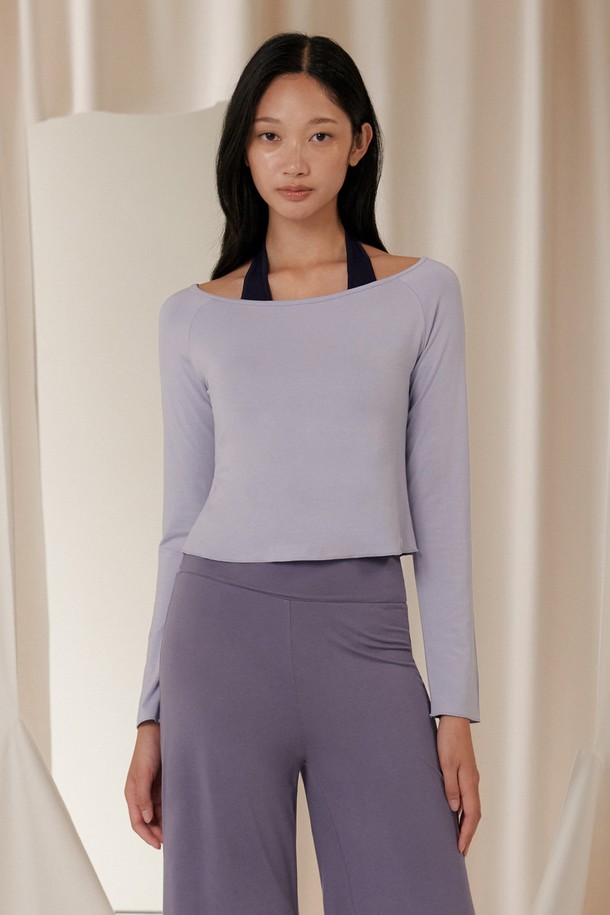 반다 소프트 오프숄더 커버업은 여성 고객을 위한 상의입니다. 쇄골을 자연스럽게 드러내는 오프숄더 디자인으로, 요가/필라테스룩, 미니멀 및 클래식 스타일을 연출하기에 적합합니다. 부드러운 레이온과 폴리우레탄 혼방 소재로 제작되어 신축성이 뛰어나고, 엉덩이 중간까지 오는 미디엄 기장감으로 편안한 착용감을 선사합니다. 슬림 핏으로 제작되었으며, 다크네이비, 모브라벤더, 브라운, 블랙의 4가지 색상으로 만나볼 수 있습니다. 다가오는 계절, 레이어링하여 다양한 스타일을 연출해보세요.
