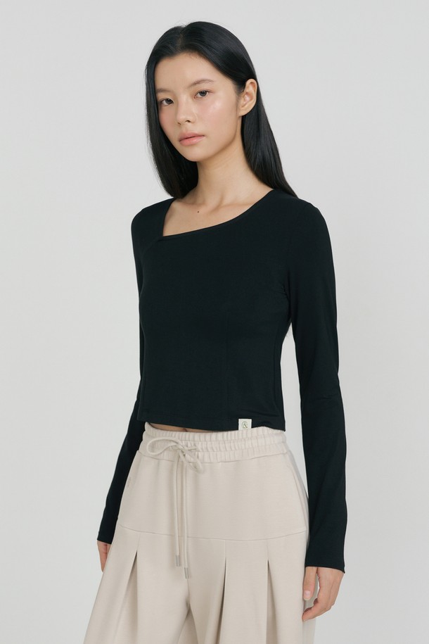 세련된 무드의 반다 소프트 언발 커버업입니다. 요가, 필라테스, 데일리룩에 모두 활용 가능한 디자인으로, 라이트민트 컬러가 산뜻함을 더합니다. 부드러운 촉감의 레이온과 폴리우레탄 혼방 소재로 제작되어 편안한 착용감을 선사합니다. 언발란스 넥 라인과 앞판 양쪽 다트 디테일, 뒤판 허리 절개라인이 특징이며, 슬림한 소매 라인으로 여성스러운 실루엣을 연출합니다. 다양한 하의와 멋스럽게 매치하여 미니멀하면서도 클래식한 스타일을 완성해보세요.
