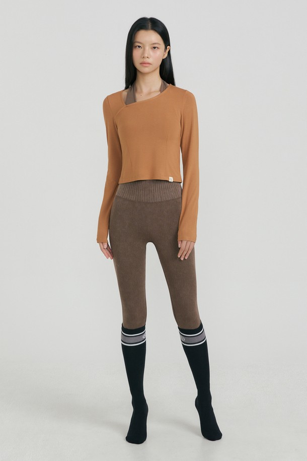 반다 소프트 언발 커버업은 요가, 필라테스, 데일리룩에 활용하기 좋은 여성 상의입니다. 라이트민트, 카멜, 블랙 세 가지 색상으로 출시되었으며, 사계절 내내 착용 가능합니다. 슬림핏의 긴소매 크롭 기장으로, 부드러운 촉감의 레이온, 폴리우레탄 혼방 소재로 제작되었습니다. 언발란스넥 디자인과 앞판 양쪽 다트, 뒤판 허리 절개라인, 슬림한 소매 라인이 특징이며, 신축성이 있어 활동성을 높였습니다. 스포티하고 미니멀한 스타일을 연출하기에 적합합니다.
