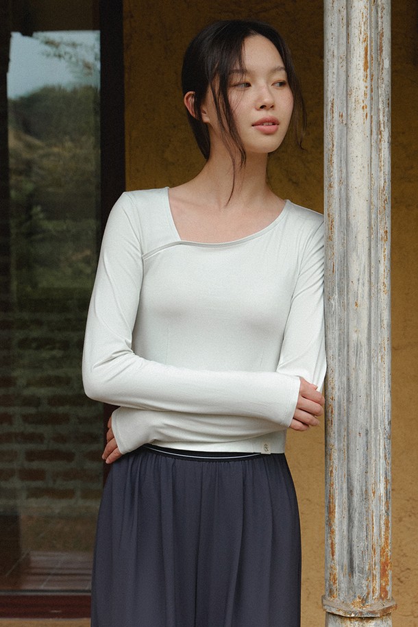 반다 소프트 언발 커버업은 여성 운동복, 데일리룩, 커버업 용도로 활용 가능한 슬림핏 긴소매 크롭 상의입니다. 라이트민트, 카델, 불택 세 가지 색상으로 출시되었으며, 부드러운 레이온과 폴리우레탄 혼방 소재로 제작되어 편안한 착용감을 선사합니다. 언발란스넥 디자인과 앞판 양쪽 다트, 뒤판 허리 절개라인으로 체형 보완 효과를 더했으며, 신축성 있는 소재로 활동성을 높였습니다. 스포티, 미니멀, 캐주얼 스타일을 연출하며, 피트니스룩 및 요가/필라테스룩에 적합합니다. 사계절 내내 활용 가능한 실용적인 아이템입니다.
