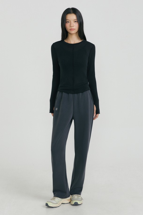 브리사 롱슬리브 커버업은 요가 및 필라테스 운동에 적합한 여성용 상의입니다. 미니멀하고 베이직한 스타일로, 크림과 그레이 두 가지 색상으로 제공됩니다. 롱 기장의 슬림핏 디자인에, 텐셀, 폴리에스테르, 스판덱스 혼방 소재로 부드러운 촉감과 흡습 및 통기성을 선사합니다. 라운드넥과 긴소매, 핑거홀 디테일로 편안함과 활동성을 더했으며, 중앙 절개선 디자인으로 시각적인 보정 효과를 줍니다. 비침 걱정 없이 사계절 내내 활용할 수 있습니다.
